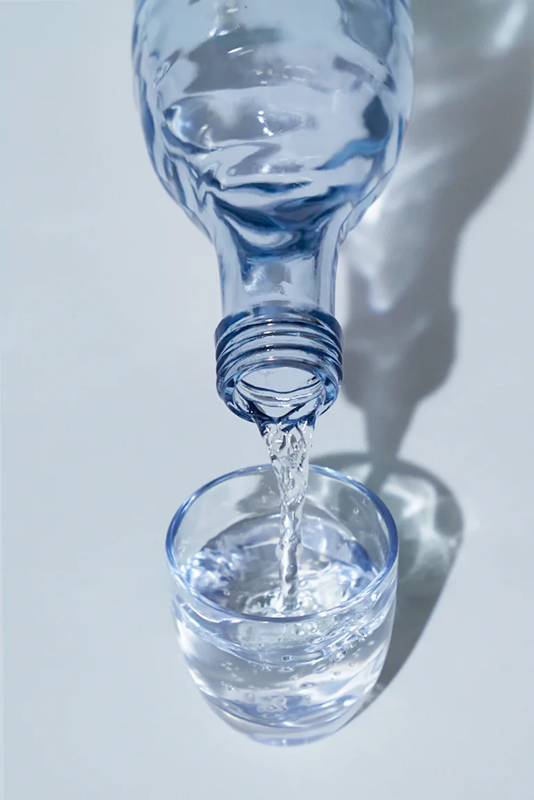 기울인 찰랑 소주병에서 유리잔으로 맑은 소주가 떨어지는 순간